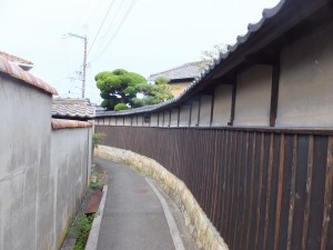 旧小河家別邸の長い塀